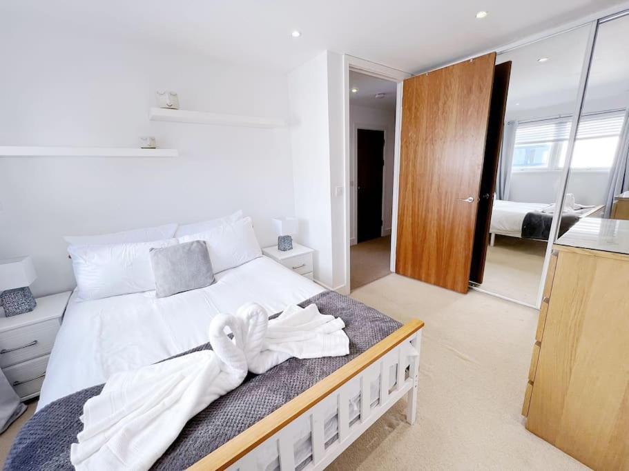 Stylish Seaview One-Bedroom Apt Σουόνσι Εξωτερικό φωτογραφία