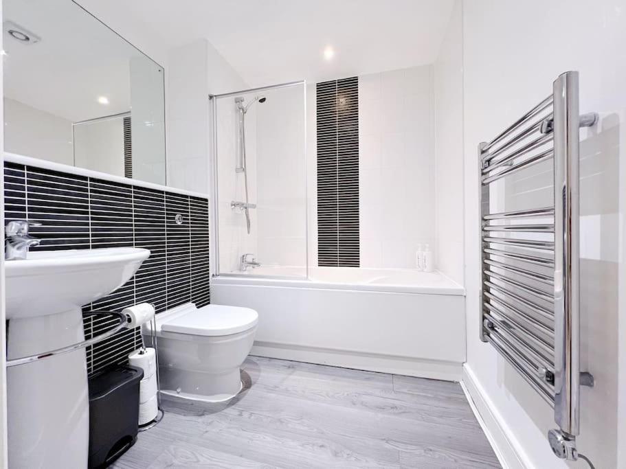Stylish Seaview One-Bedroom Apt Σουόνσι Εξωτερικό φωτογραφία