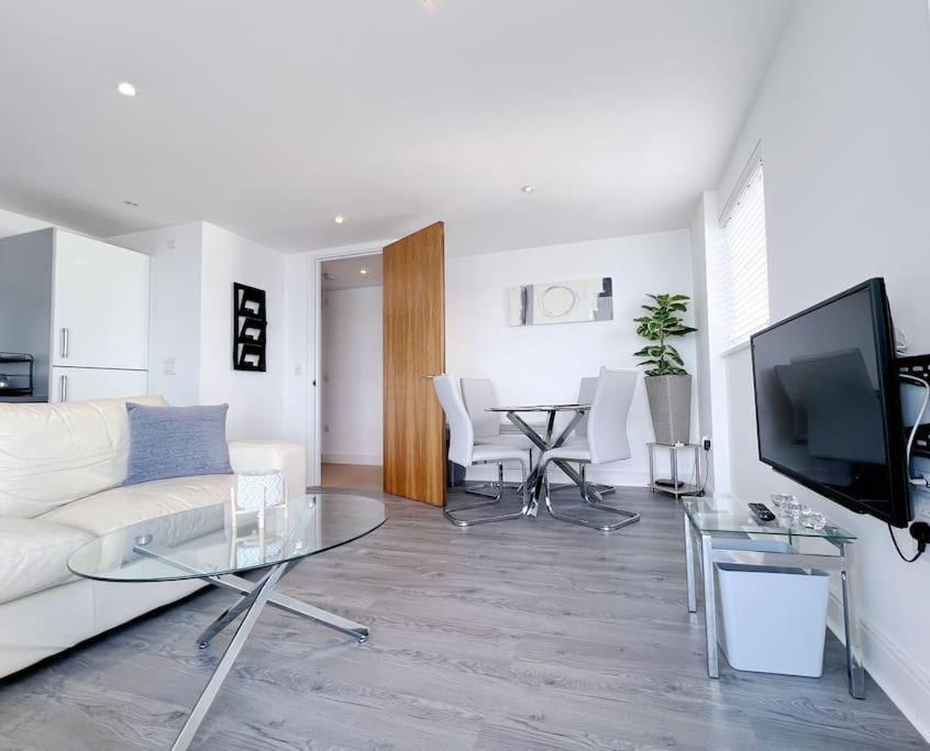 Stylish Seaview One-Bedroom Apt Σουόνσι Εξωτερικό φωτογραφία