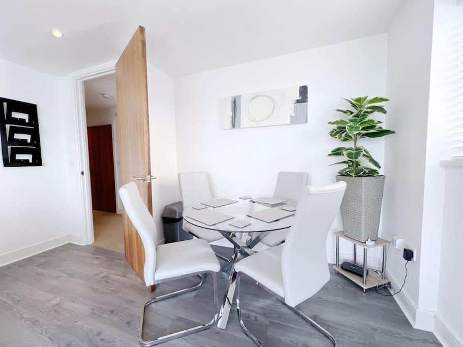 Stylish Seaview One-Bedroom Apt Σουόνσι Εξωτερικό φωτογραφία