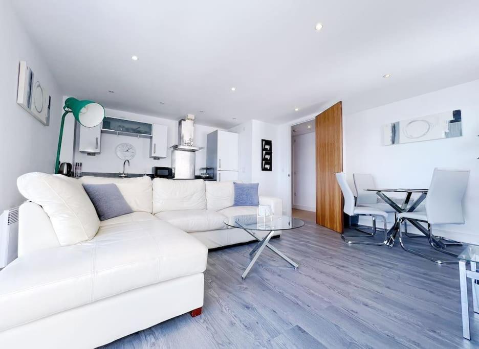 Stylish Seaview One-Bedroom Apt Σουόνσι Εξωτερικό φωτογραφία