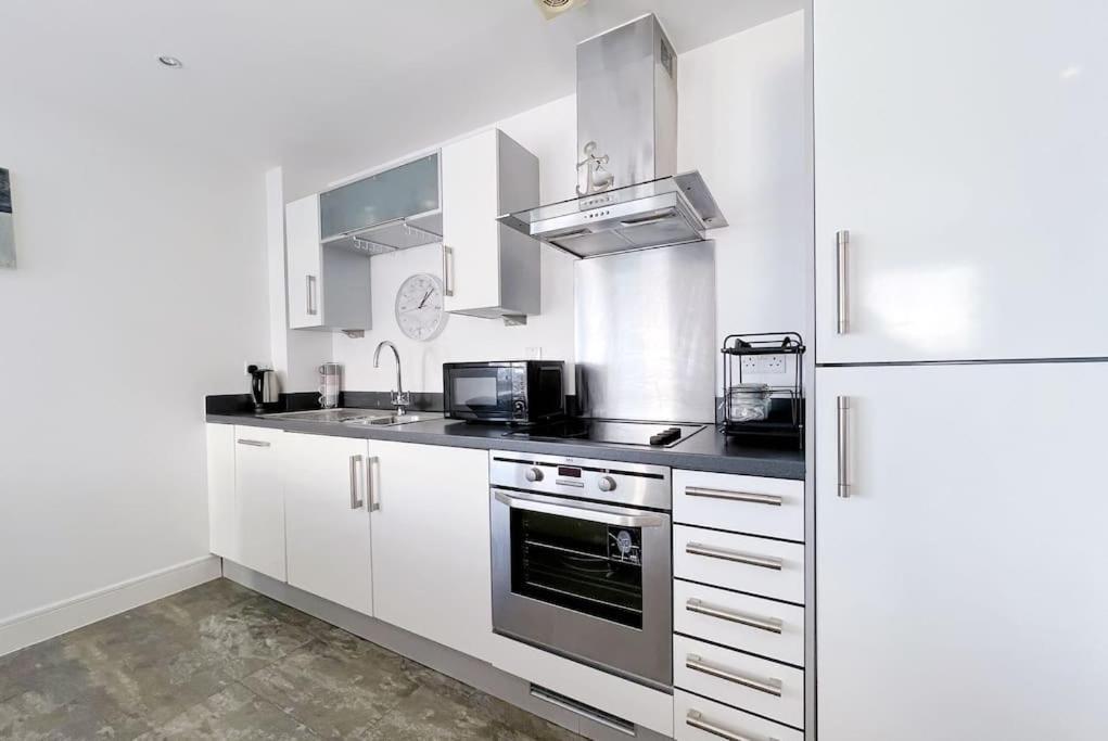Stylish Seaview One-Bedroom Apt Σουόνσι Εξωτερικό φωτογραφία