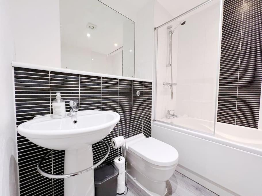 Stylish Seaview One-Bedroom Apt Σουόνσι Εξωτερικό φωτογραφία