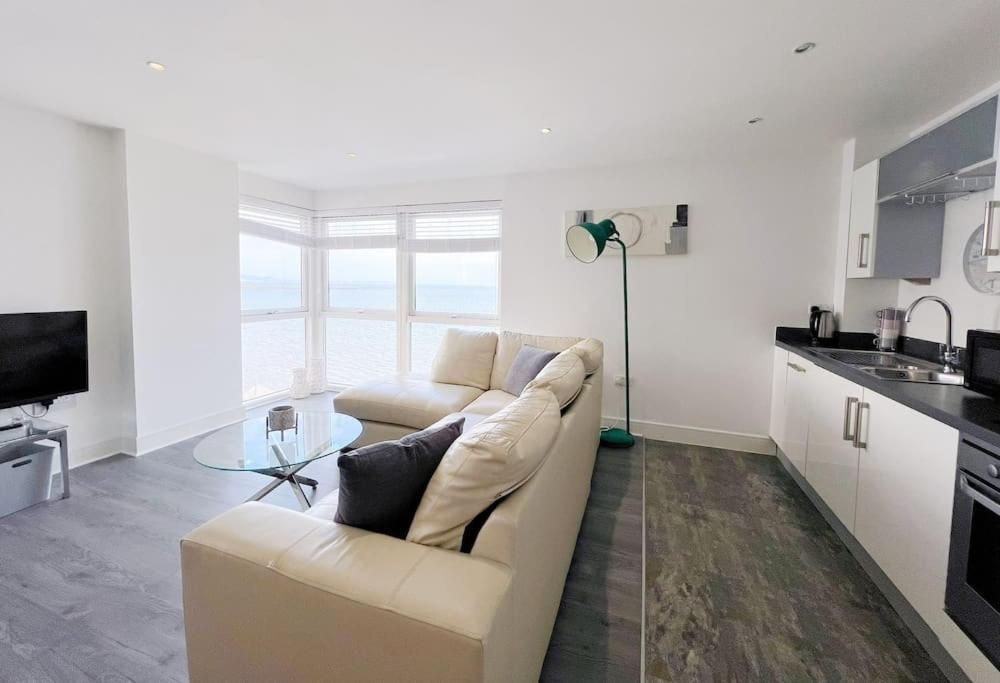 Stylish Seaview One-Bedroom Apt Σουόνσι Εξωτερικό φωτογραφία