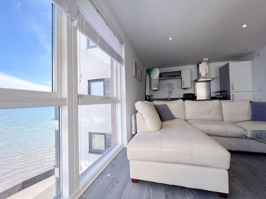 Stylish Seaview One-Bedroom Apt Σουόνσι Εξωτερικό φωτογραφία