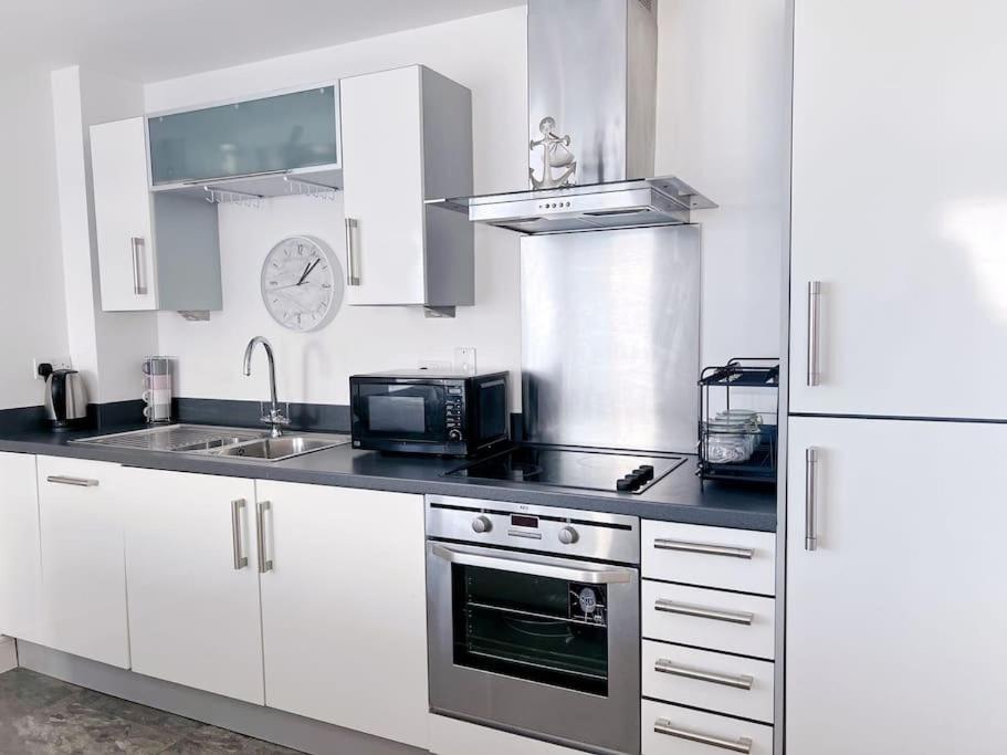 Stylish Seaview One-Bedroom Apt Σουόνσι Εξωτερικό φωτογραφία