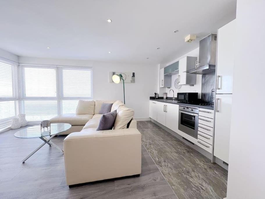 Stylish Seaview One-Bedroom Apt Σουόνσι Εξωτερικό φωτογραφία