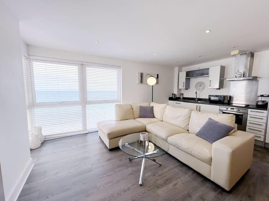 Stylish Seaview One-Bedroom Apt Σουόνσι Εξωτερικό φωτογραφία
